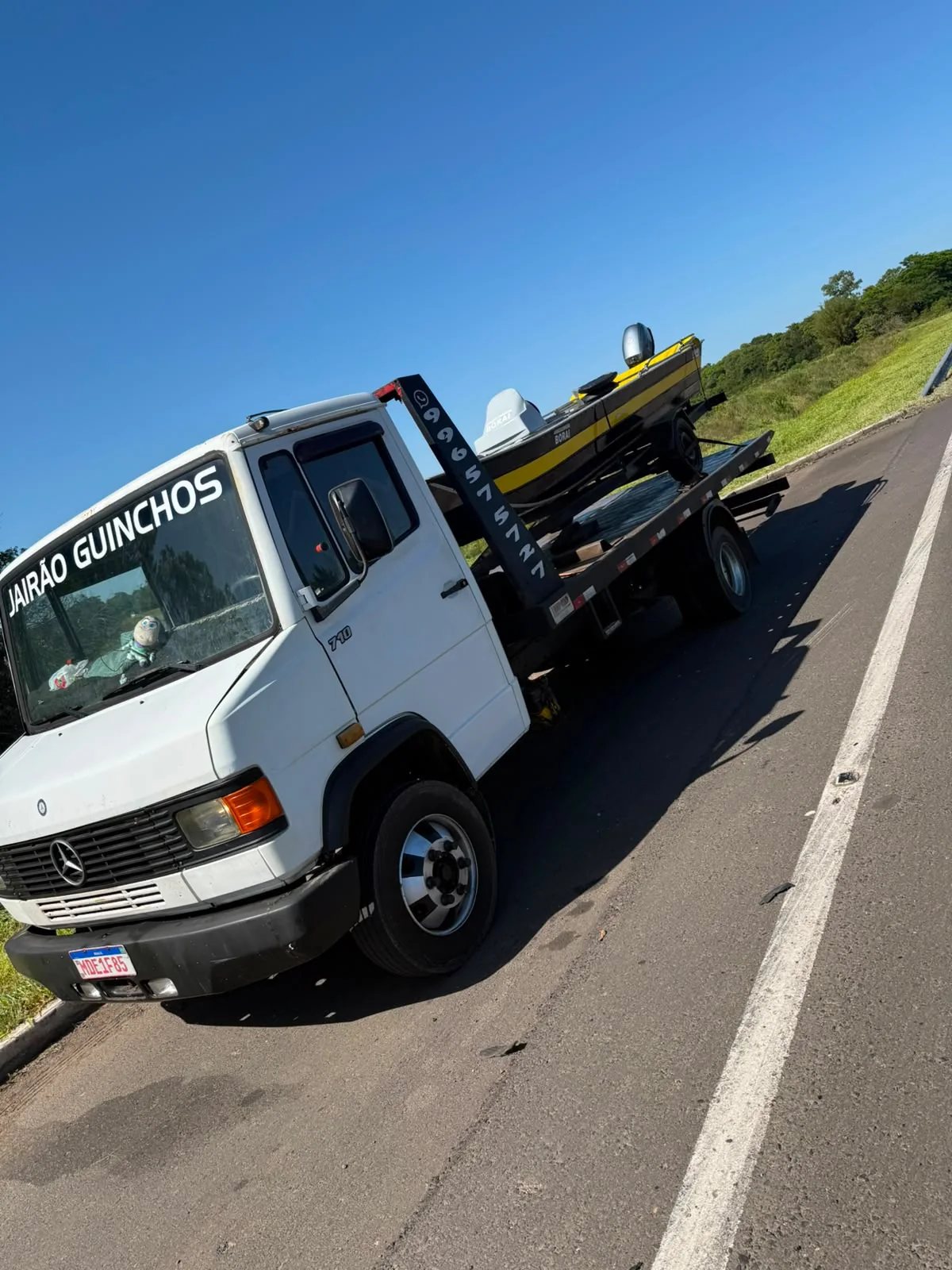 Guincho Jairão transportando embarcação